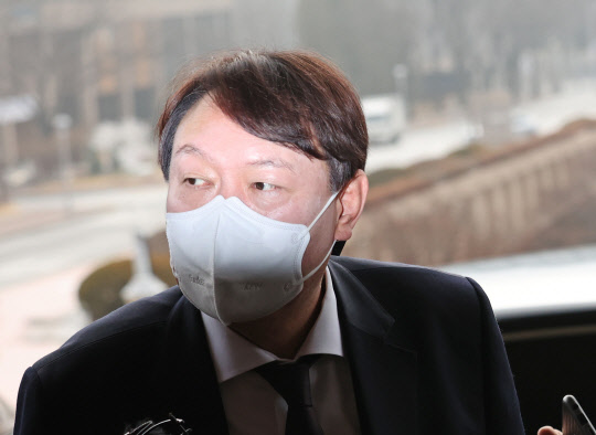 윤석열 검찰총장이 1일 오전 박범계 신임 법무부 장관을 예방하기 위해 정부과천청사 법무부에 도착해 걸어가고 있다.  연합뉴스